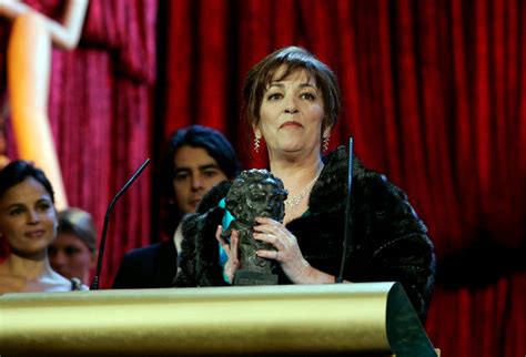 Carmen Maura recibiendo un premio en una ceremonia.