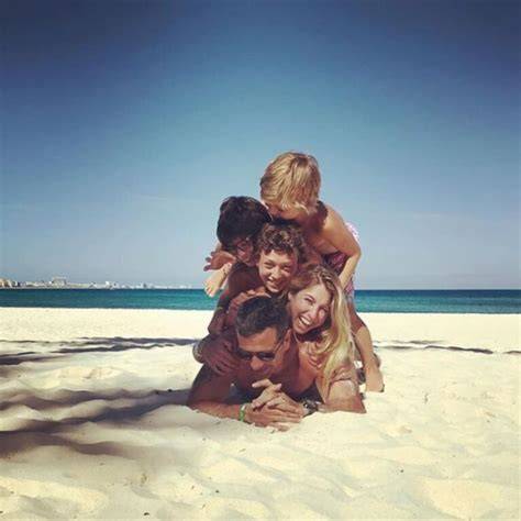 Foto familiar de Florencia Bertotti, Federico Amador y sus hijos