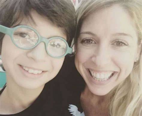 Florencia Bertotti en un momento emotivo con su hijo Romeo