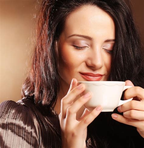 Mujer bebiendo café sin azúcar ni leche