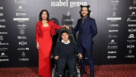 Isabel Gemio junto a sus dos hijos