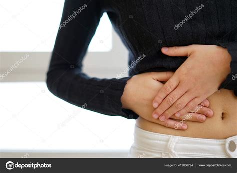 foto de una mujer tocándose el vientre
