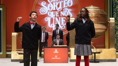 Fotografía de los niños de San Ildefonso cantando los números de la Lotería de Navidad en el Teatro Real