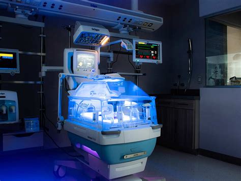 Bebé recién nacido con bajo peso en una unidad de cuidados intensivos neonatales (NICU)