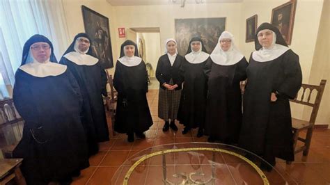 Fotografía de las monjas de la Casa Nonnatus interactuando con familias en el East End