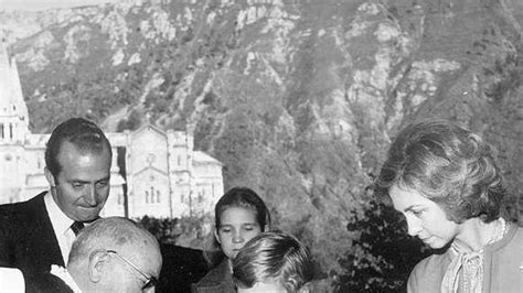 Fotografía del Príncipe Felipe recibiendo los atributos del Príncipe de Asturias en Covadonga