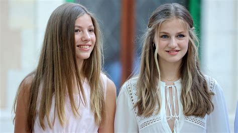 Fotografía de la Familia Real con la Princesa Leonor y la Infanta Sofía