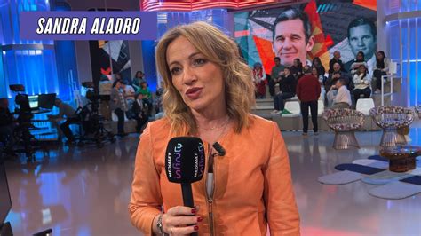 Sandra Aladro, periodista, en un evento mediático o en su lugar de trabajo