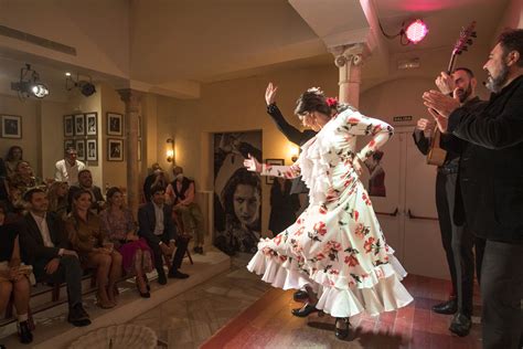 Tijeritas actuando en un tablao flamenco en sus inicios, con guitarra española
