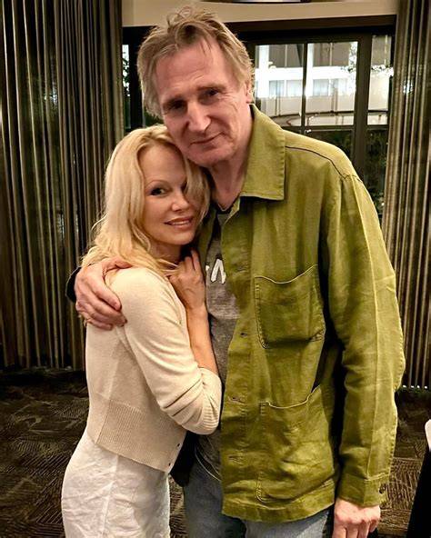 Foto de Pamela Anderson y Liam Neeson