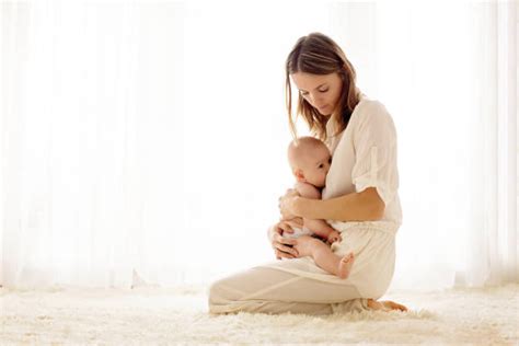 Foto de primer plano de una madre amamantando a su bebé