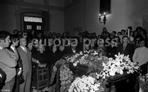 Fotografía de la multitud en el funeral de Nino Bravo