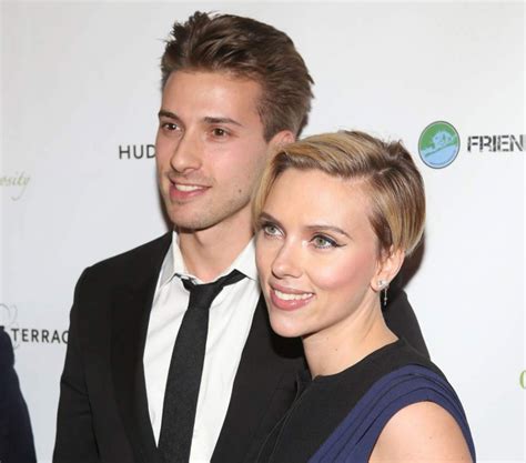 Foto de Scarlett Johansson y su hermano mellizo Hunter Johansson en una alfombra roja.