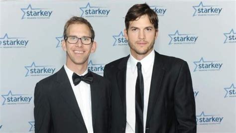 Foto de Ashton Kutcher y su hermano mellizo Michael Kutcher.