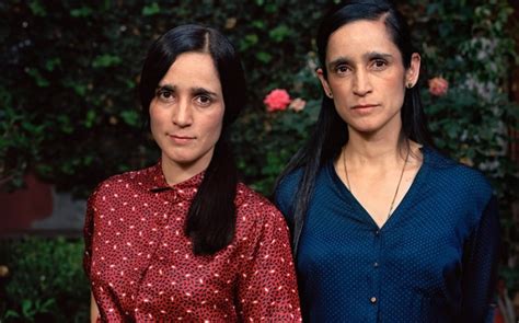 Foto de Julieta Venegas y su hermana gemela Yvonne Venegas.