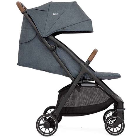 Bebé durmiendo plácidamente en la silla de paseo Joie Pact Pro con el respaldo reclinado