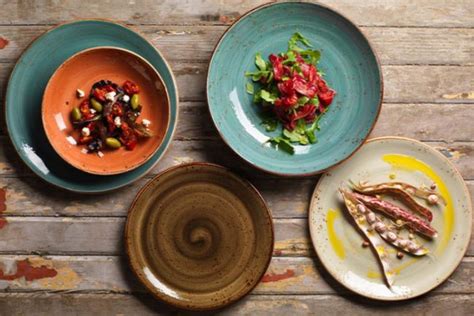 Mesa con diferentes tipos de platos que contienen hinojo, como ensaladas y guisos