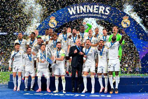 foto del Real Madrid celebrando un título de Champions League con Benzema