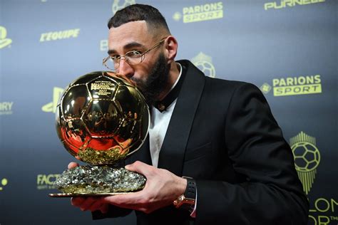 foto de Karim Benzema recibiendo el Balón de Oro 2022