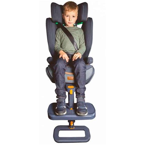 Niño cómodamente sentado en una silla de coche con reposapiés