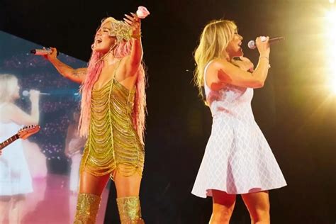 Amaia Montero en el escenario con Karol G