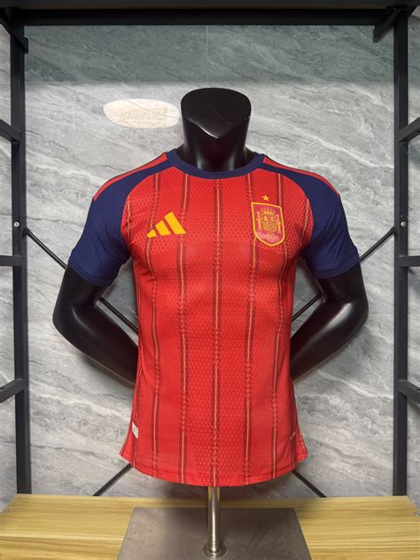 Primer plano del cuello de la camiseta, mostrando el lema bordado