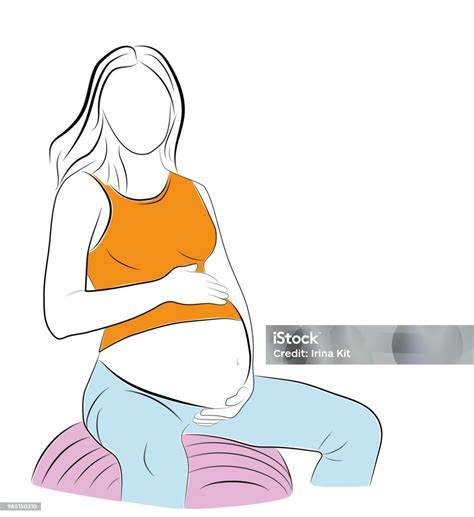 Mujer embarazada sentada sobre una pelota de pilates, adoptando una postura erguida y relajada.