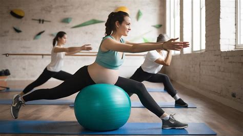 Mujer embarazada sentada en una pelota de pilates haciendo movimientos circulares con la pelvis.