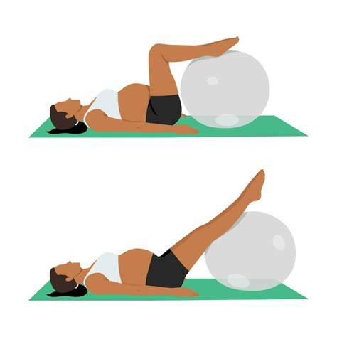 Mujer embarazada sentada en fitball con piernas abiertas, realizando movimientos laterales de cadera.