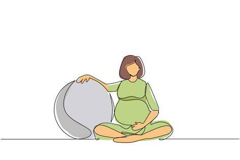 Mujer embarazada haciendo sentadillas con una pelota de pilates entre su espalda y la pared.
