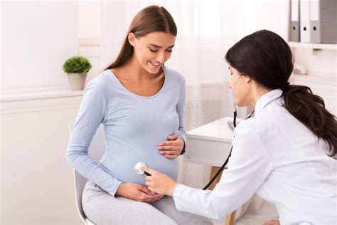 foto de una mujer embarazada acudiendo al médico