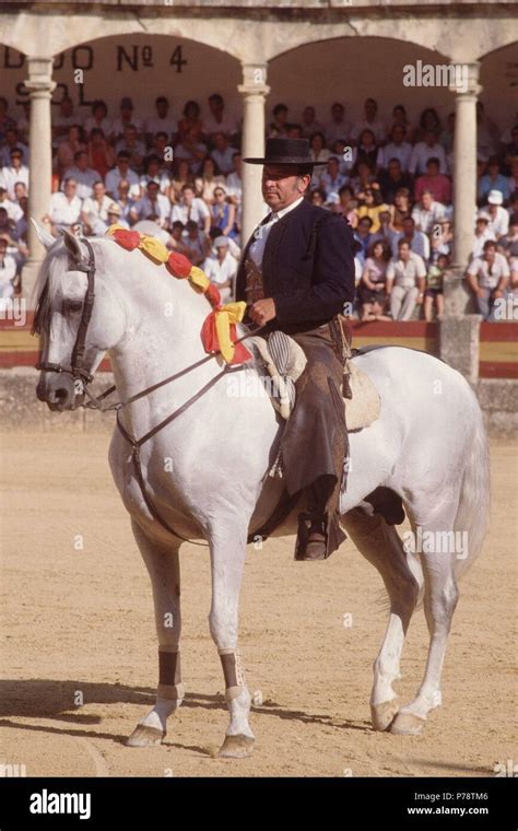 Álvaro Domecq Romero a caballo en la plaza de toros