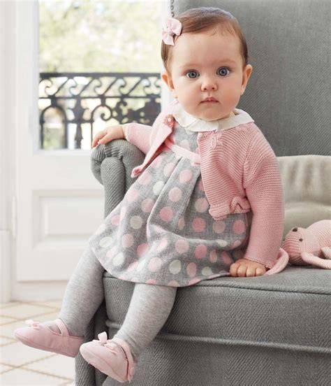 Imágenes de la nueva colección Mayoral Bebé Niña, mostrando ropa de verano e invierno, así como conjuntos para el día a día y ocasiones especiales.
