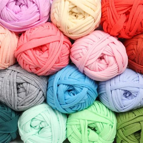 Ovillos de hilo de ganchillo de diferentes colores suaves para bebé