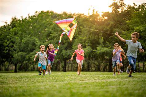 Foto de niños practicando deporte o jugando al aire libre