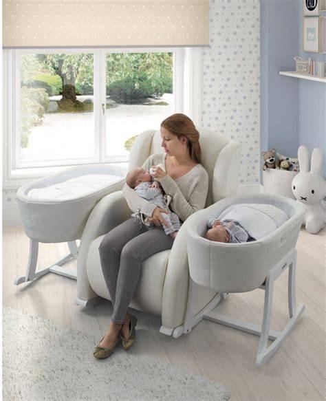 Tipos de sillones de lactancia: mecedora, reclinable y fijo, con una madre y bebé en cada uno.