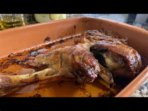 Foto de una paletilla de cabrito guisada en una cazuela de barro