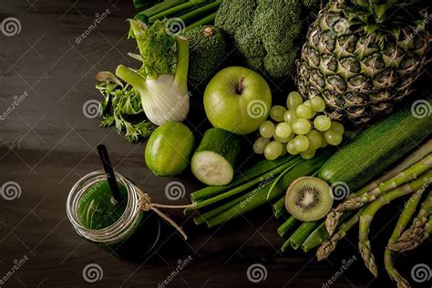 smoothie de frutas y verduras verdes