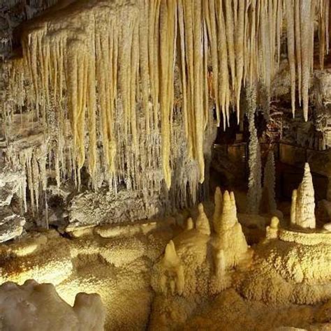 Estalactitas y estalagmitas en la Cueva de Los Enebralejos