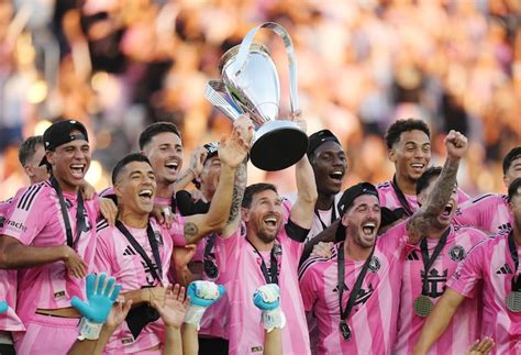 Ciro Messi alzando un trofeo junto a sus compañeros del Inter Miami Sub-8