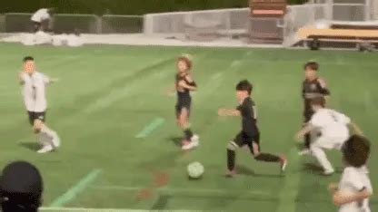 Ciro Messi ejecutando una jugada individual en un partido de fútbol juvenil