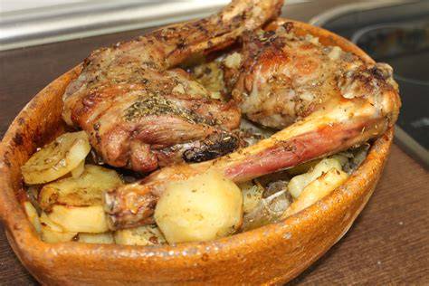 Plato de cabrito asado con guarnición de vegetales