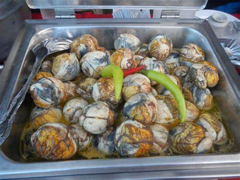Fotografía de un balut servido como comida callejera en un mercado tradicional asiático