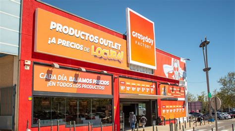 Foto de una sección de outlet de productos para bebés con descuentos visibles