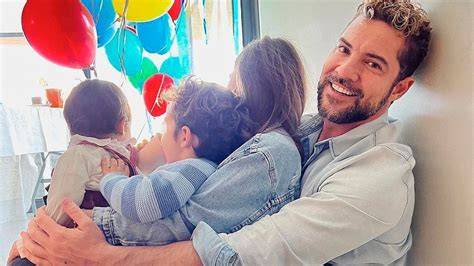 Foto de David Bisbal con sus tres hijos, posando en un ambiente familiar