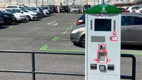 Instalaciones del área de servicio con zona de aparcamiento para vehículos pesados y turismos.