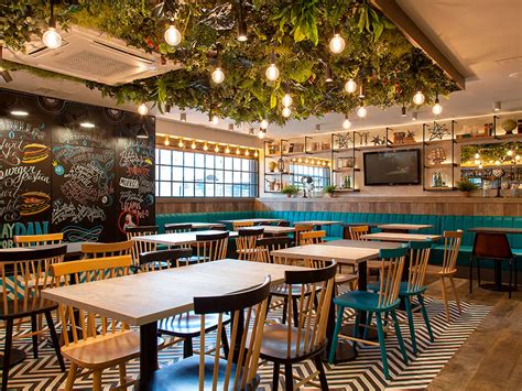 Fotografía del interior del restaurante con decoración de estilo taurino y mesas distribuidas para grupos.