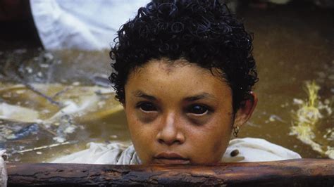 Fotografía icónica de Omayra Sánchez atrapada en el lodo.