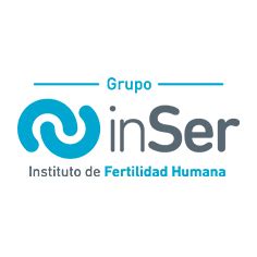 Edificio moderno de clínica de fertilidad, con logo INSER