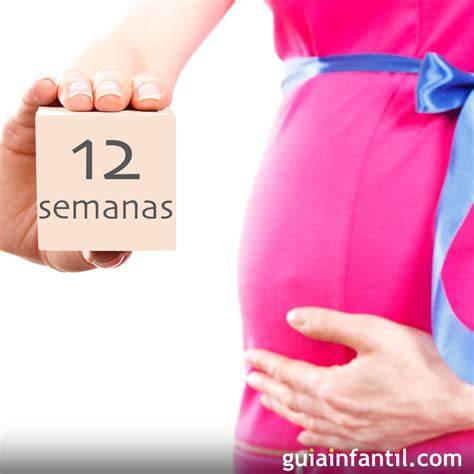 Foto de una mujer embarazada de 12 semanas mostrando una incipiente barriga